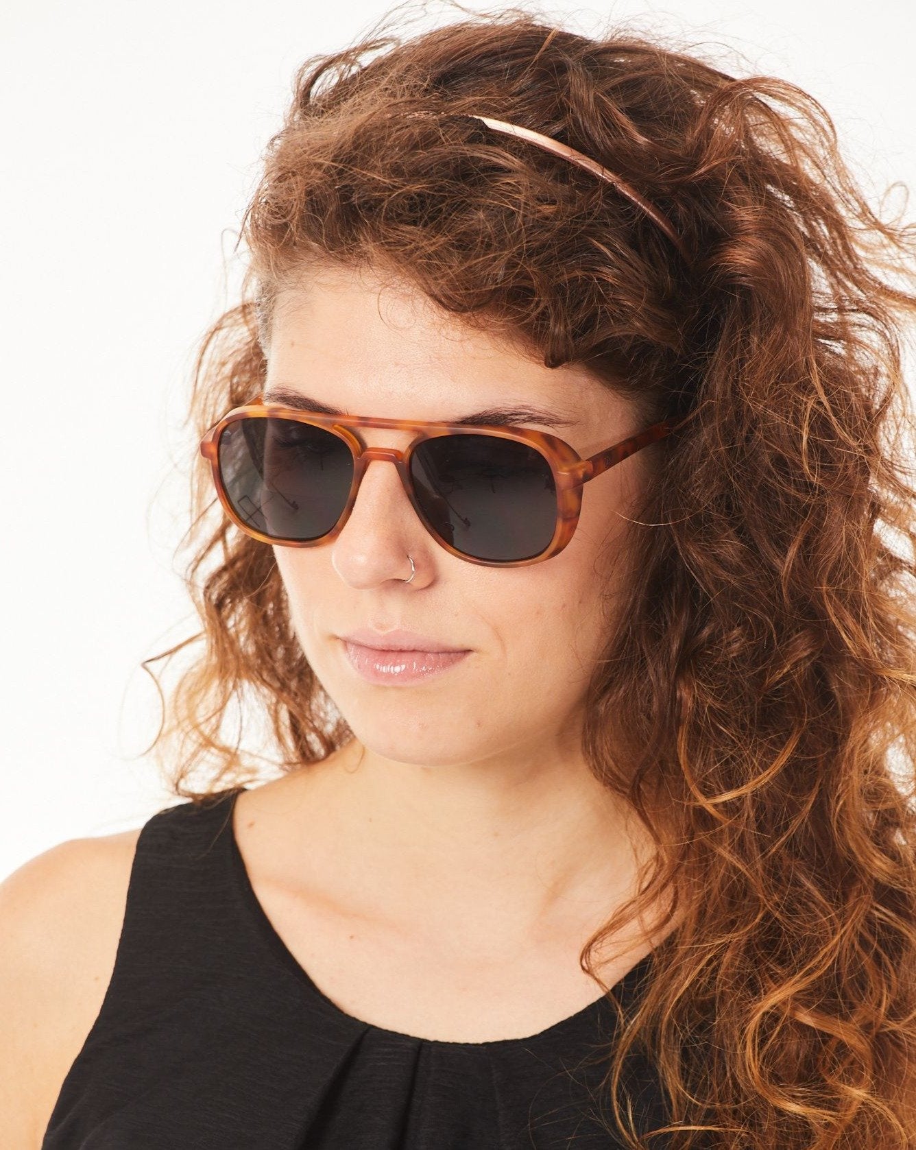 Aptica Polar Pilot Dorado Sunglasses Unisex Polarised Sun Lens Female Model
